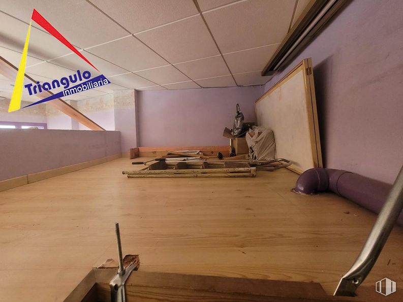 Retail for rent at Calle Roble, Segovia, 40002 with wood, building, interior design, flooring, floor, hardwood, hall, ceiling, laminate flooring and space around