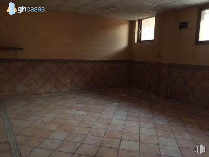 Retail for sale at Calle Real, Navalafuente, Madrid, 28729 with window, property, building, fixture, floor, flooring, composite material, ceiling, wood and tile flooring around