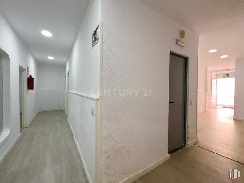 Local en venta en Calle Olivo, Moncloa - Aravaca, Madrid, 28023 con accesorio, madera, edificio, hall, suelos, suelo, puerta, madera dura, pintura y tinte para madera alrededor