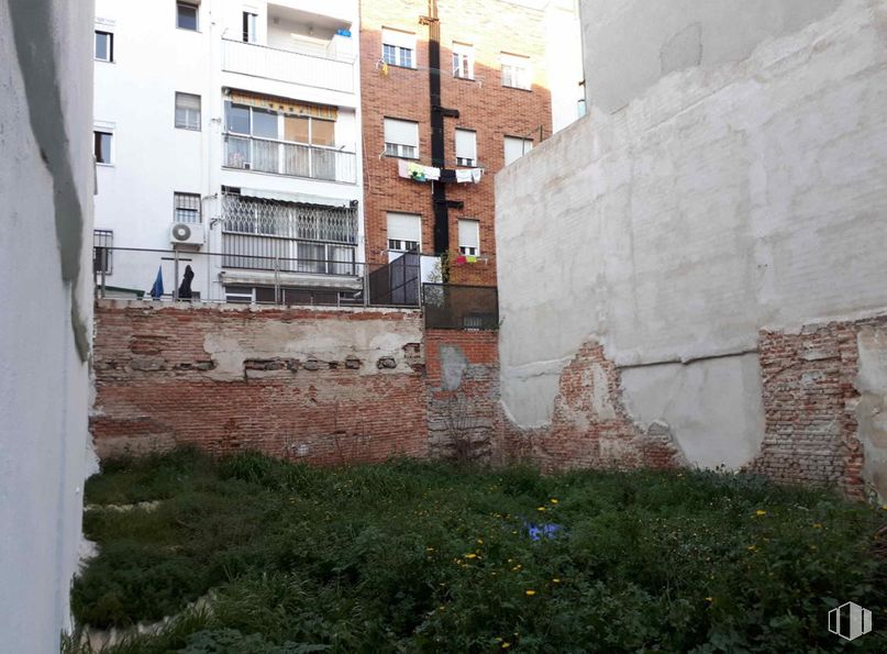 Land for sale at Calle Venancio Martín, Puente de Vallecas, Madrid, 28038 with building, plant, window, urban design, brick, residential area, brickwork, facade, city and grass around