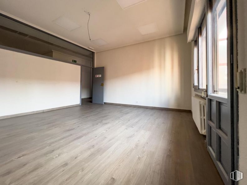 Oficina en alquiler y venta en Plaza Claudio Sánchez Albornoz, Ávila, 05001 con madera, pasillo, piso, suelo, accesorio, sombra, ventana, tinte para madera, edificio y madera alrededor