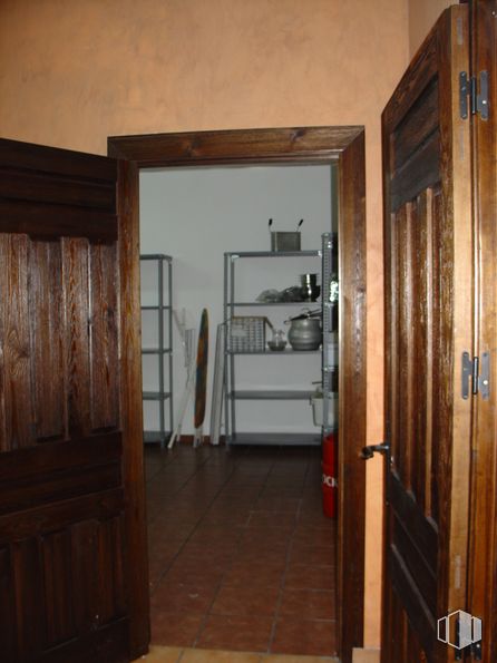 Nave en alquiler en Calle Paloma, 5, Fuenlabrada, Madrid, 28946 con espejo, armario, ebanistería, mueble, edificio, puerta, madera, casa, suelo y accesorio alrededor