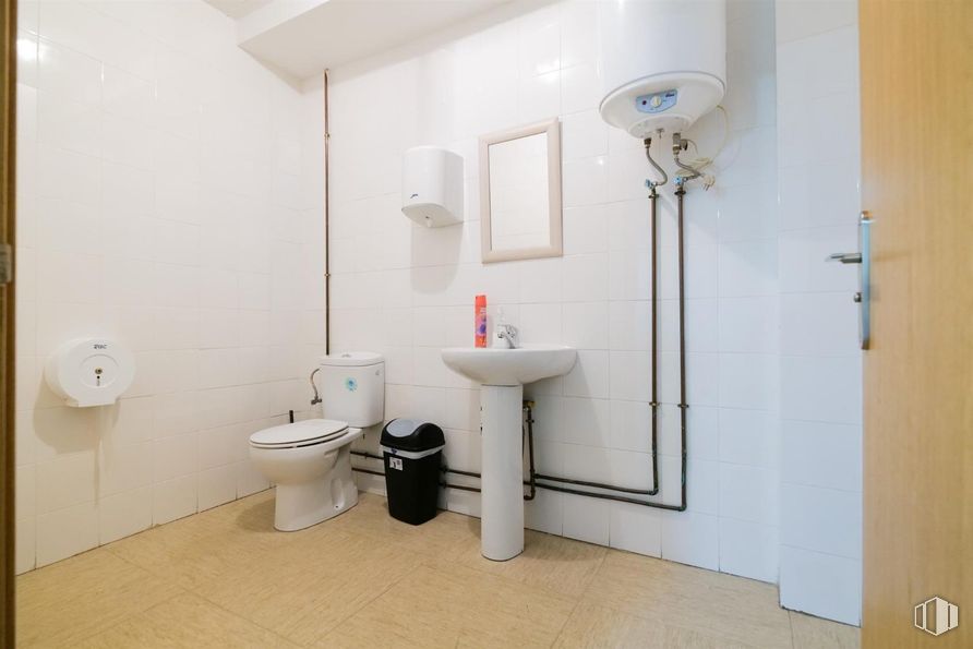 Retail for sale at Calle Río Ulla, Ciudad Lineal, Madrid, 28017 with toilet, sink, mirror, plumbing fixture, property, tap, bathroom, purple, interior design and bathroom sink around