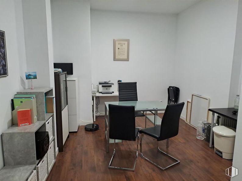 Retail for rent at Calle Segovia, 19, Centro, Madrid, 28005 with chair, picture frame, table, furniture, flooring, floor, interior design, lighting, room and desk around