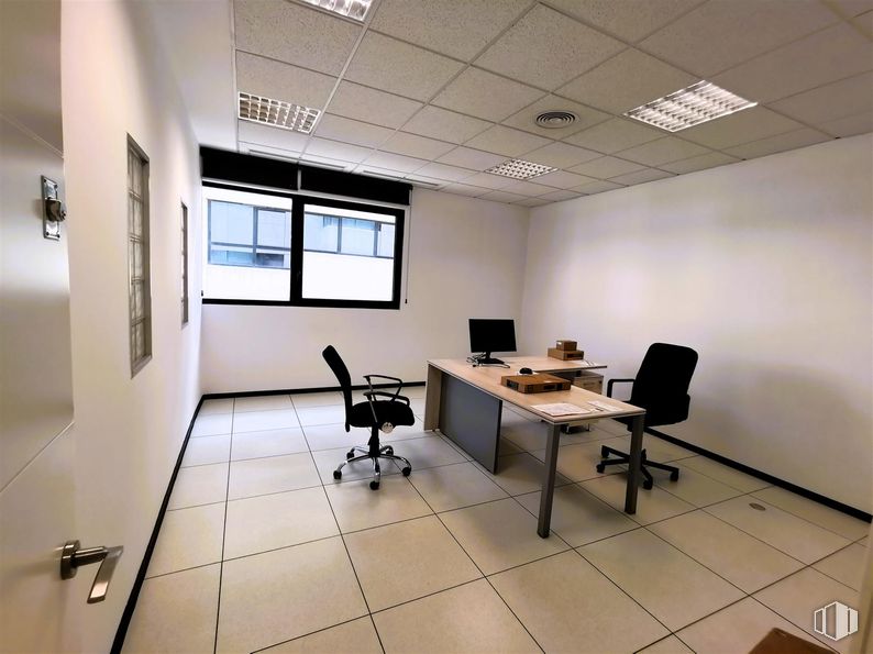 Office for rent at Edificio 4, Calle Casas de Miravete, Villa de Vallecas, Madrid, 28031 with chair, window, desk, furniture, interior design, flooring, floor, ceiling, lighting and table around