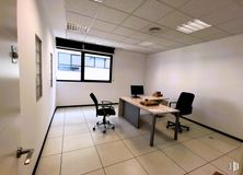 Office for rent at Edificio 4, Calle Casas de Miravete, Villa de Vallecas, Madrid, 28031 with chair, window, desk, furniture, interior design, flooring, floor, ceiling, lighting and table around