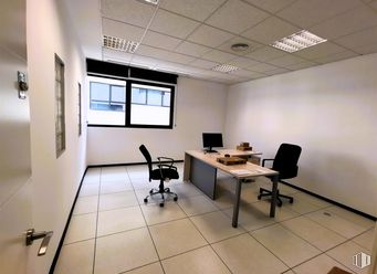 Office for rent at Edificio 4, Calle Casas de Miravete, Villa de Vallecas, Madrid, 28031 with chair, window, desk, furniture, interior design, flooring, floor, ceiling, lighting and table around