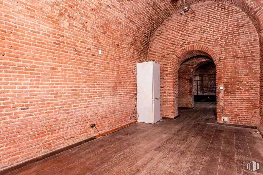 Retail for sale at Calle Espíritu Santo, Centro, Madrid, 28004 with door, brown, building, brick, brickwork, wood, building material, flooring, tints and shades and facade around