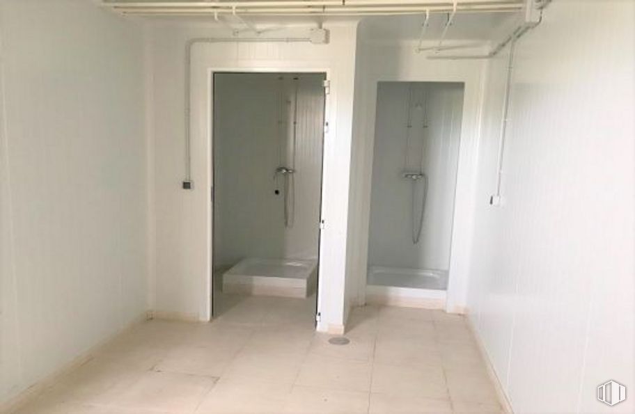 Nave en venta en Avenida Madrid, 10, Lozoyuela-Navas-Sieteiglesias, Madrid, 28752 con accesorio, edificio, puerta, suelos, suelo, pared, techo, madera, asa y madera dura alrededor