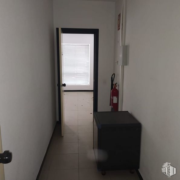 Local en venta en Calle Santa Alicia, Puente de Vallecas, Madrid, 28018 con persiana de la ventana, mueble, edificio, accesorio, ventana, alumbrado, madera, diseño de interiores, piso y suelo alrededor