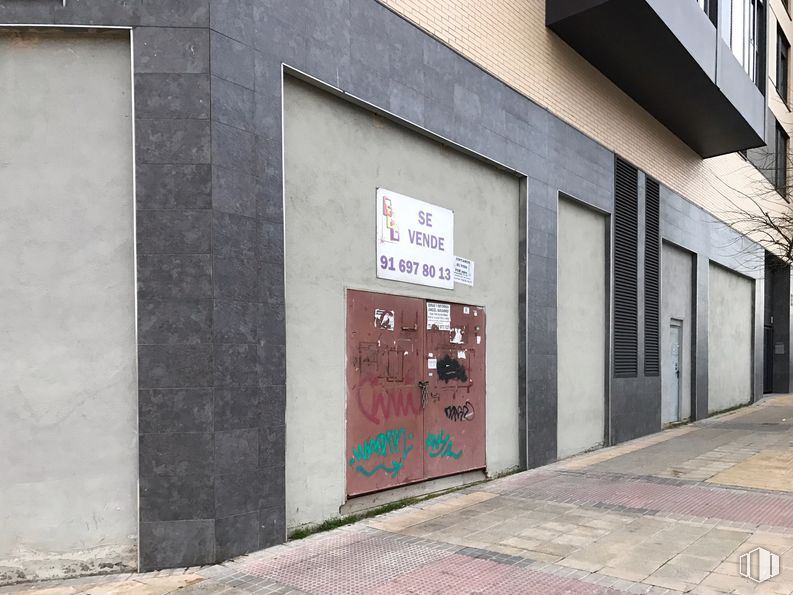 Local en alquiler y venta en Avenida Salvador Allende, 16, Getafe, Madrid, 28907 con puerta, accesorio, edificio, ladrillo, albañilería, superficie de carretera, madera, fachada, acera y arte alrededor