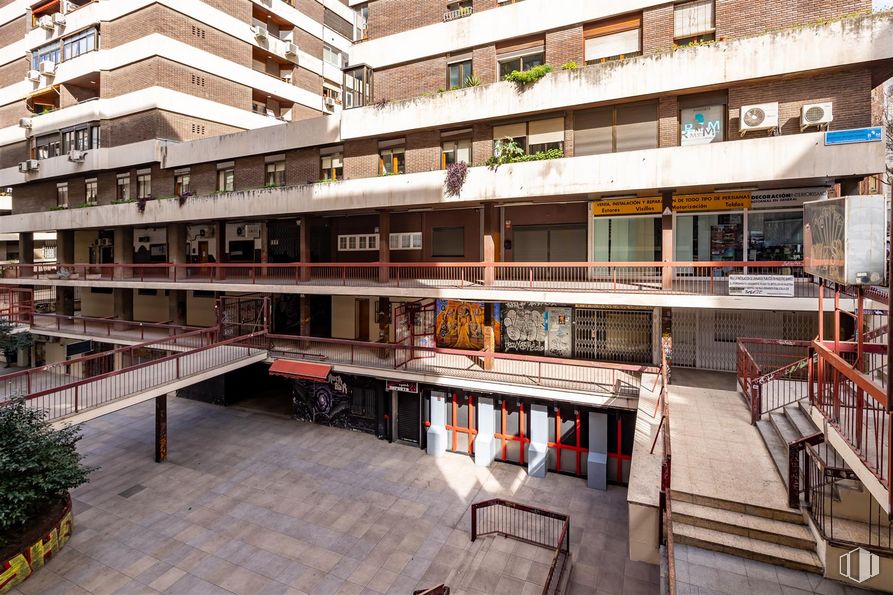 Retail for sale at Calle Andrés Mellado, Chamberí, Madrid, 28015 with building, plant, window, urban design, condominium, residential area, real estate, facade, city and tower block around