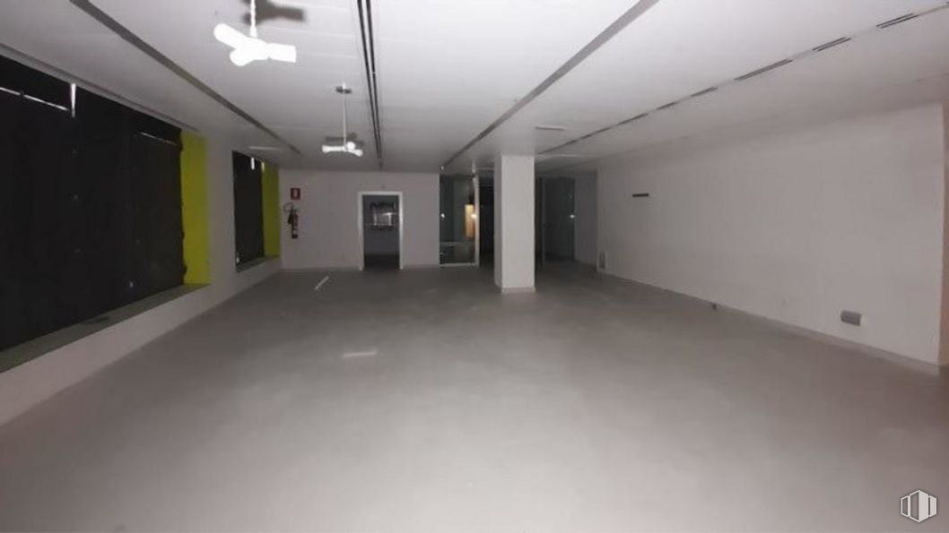 Retail for sale & for rent at Avenida Dos de Mayo, Móstoles, Madrid, 28934 with light fixture, fixture, hall, flooring, ceiling, building, composite material, window, concrete and aluminium around