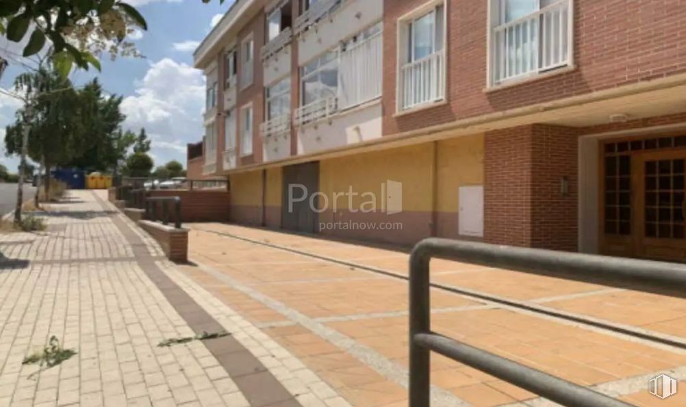 Retail for sale at Calle Rejero Lorenzo de Ávila, 2, Ávila, 05004 with window, door, building, house, road surface, cloud, plant, sky, urban design and sidewalk around