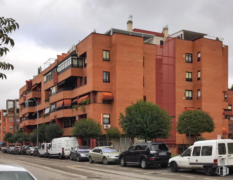 Local en venta en Calle Jesús Miguel Haddad Blanco, Leganés, Madrid, 28914 con camioneta, coche, edificio, luz de estacionamiento automotriz, neumático, rueda, vehículo, vehículo terrestre, cielo y ventana alrededor