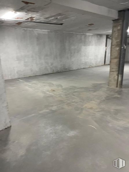 Retail for rent at Calle Níquel, Villaverde, Madrid, 28021 with flooring, floor, composite material, concrete, gas, hall, wood, ceiling, event and building material around