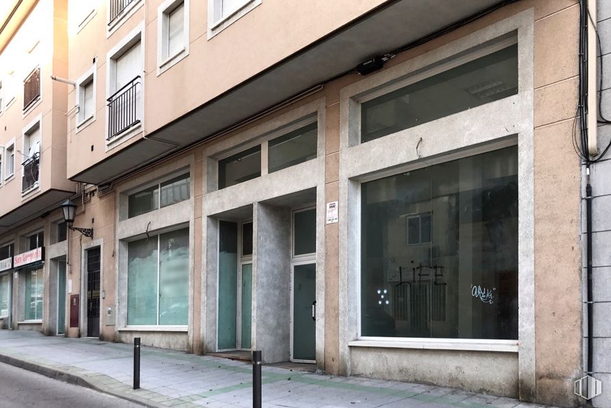 Local en alquiler en Calle San Gregorio, 37, Galapagar, Madrid, 28260 con ventana, edificio, accesorio, puerta, edificio comercial, ciudad, diseño urbano, fachada, casa y área metropolitana alrededor