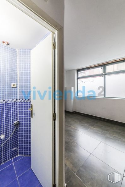 Local en venta en Calle Naranjo, Tetuán, Madrid, 28039 con puerta, accesorio, edificio, accesorio de fontanería, baño, diseño de interiores, piso, suelo, cabezal de ducha y casa alrededor