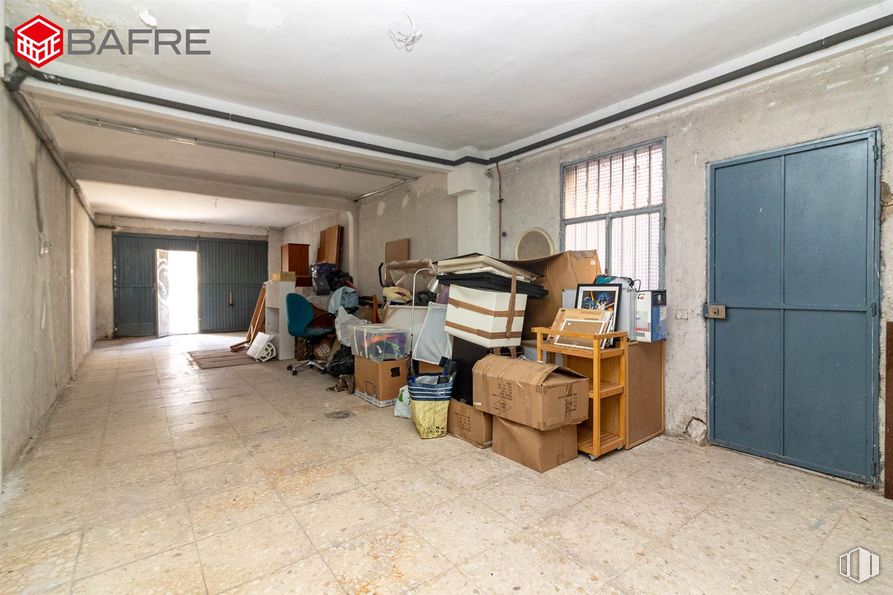 Industrial for sale at Calle Ocaña, La Latina, Madrid, 28047 with door, shipping box, box, person, window, property, interior design, wood, floor and flooring around