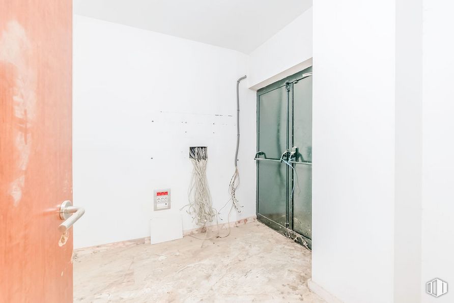 Local en venta en Paseo Estación, Ciempozuelos, Madrid, 28350 con edificio, accesorio, puerta, madera, pintura, puerta de casa, ventana, material compuesto, suelo y yeso alrededor