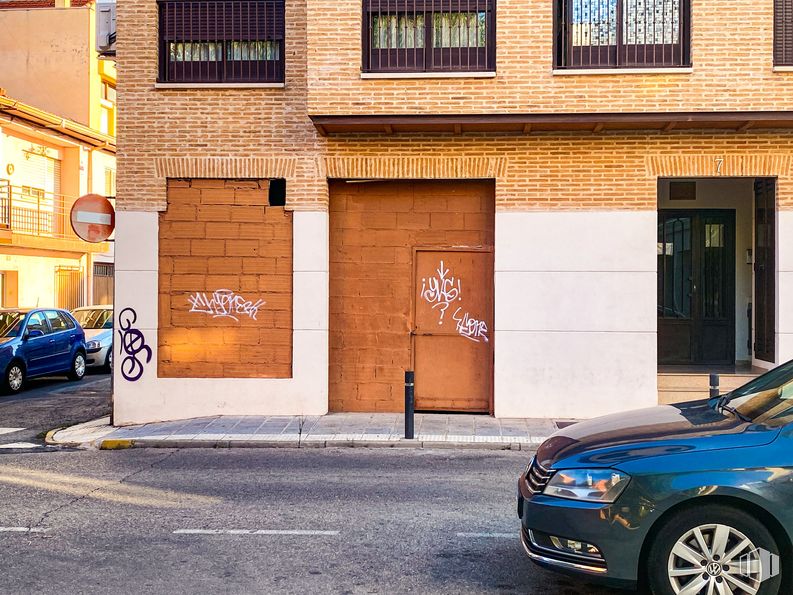 Retail for sale at Calle Valladolid, Azuqueca de Henares, Guadalajara, 19200 with car, window, tire, wheel, door, land vehicle, vehicle, automotive lighting, motor vehicle and light around