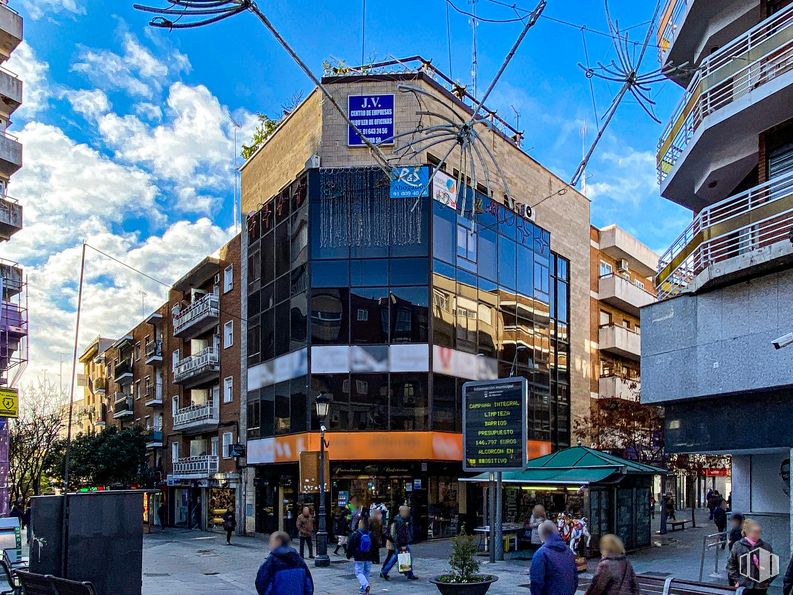 Oficina en alquiler en Calle Mayor, 50, Alcorcón, Madrid, 28921 con edificio, persona, nube, cielo, azul, diseño urbano, viaje, condominio, fachada y edificio comercial alrededor