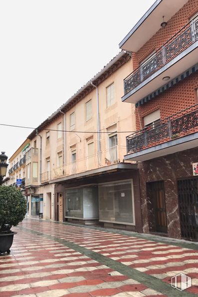 Retail for rent at Calle Grande, 20, Quintanar de la Orden, Toledo, 45800 with building, houseplant, sky, window, plant, wood, urban design, road surface, flooring and residential area around