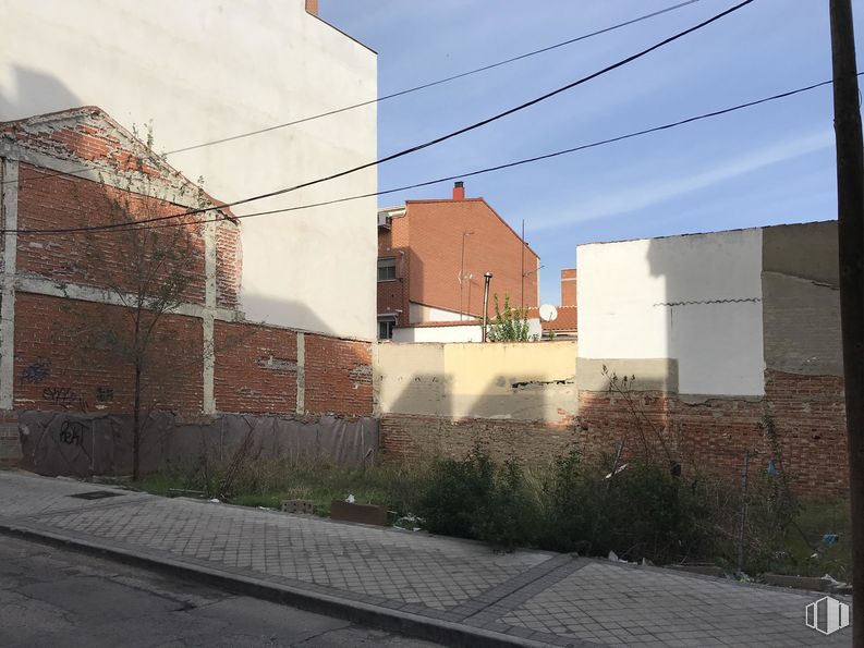 Suelo en venta en Calle Águila, Leganés, Madrid, 28911 con edificio, planta, día, cielo, superficie de carretera, electricidad, asfalto, línea eléctrica aérea, diseño urbano y barrio alrededor