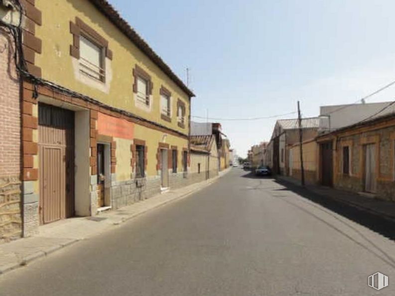 Industrial for sale at Calle Ramón y Cajal, Sonseca, Toledo, 45100 with window, door, house, sky, building, road surface, asphalt, wood, flooring and thoroughfare around