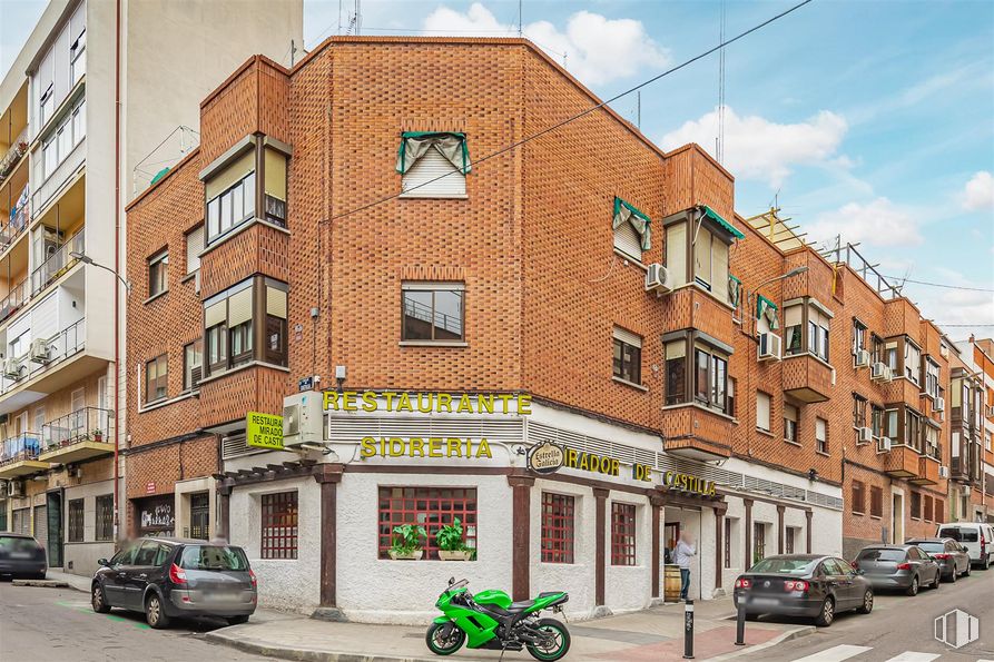 Retail for rent at Calle Castilla, 15, Tetuán, Madrid, 28039 with car, window, building, tire, wheel, cloud, sky, vehicle, infrastructure and urban design around