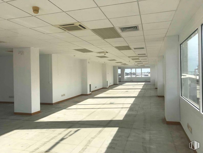 Office for rent at Zona Tres Cantos, Tres Cantos, Madrid, 28760 with floor, flooring, ceiling, composite material, glass, hall, tile flooring, daylighting, building material and aluminium around