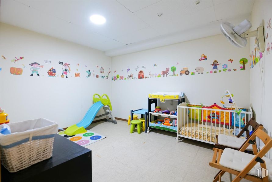 Retail for sale at Calle Río Ulla, Ciudad Lineal, Madrid, 28017 with chair, infant bed, art, leisure, nursery, flooring, ceiling, child, play and room around