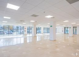 Retail for rent at Edificio Europa I, Avenida Fuencarral, 24, Alcobendas, Madrid, 28108 with light fixture, lighting, ceiling, flooring, floor, interior design, composite material, glass, commercial building and tile flooring around