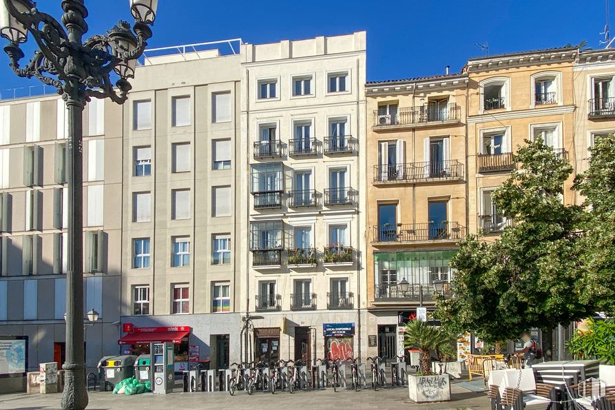 Local en venta en Zona Chueca, Centro, Madrid, 28004 con edificio, cielo, ventana, día, propiedad, planta, infraestructura, bicicleta, arquitectura y diseño urbano alrededor