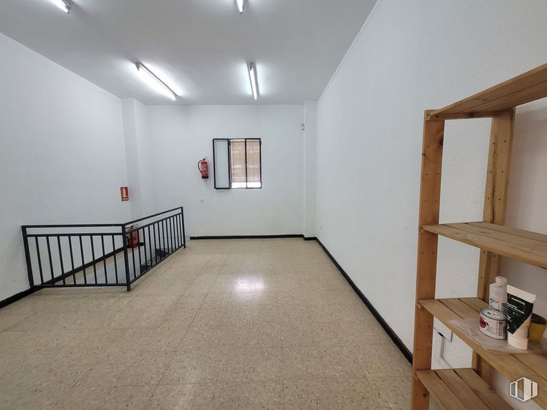 Retail for rent at Calle Hermanos Machado, Ciudad Lineal, Madrid, 28017 with wood, fixture, interior design, floor, flooring, hall, hardwood, art, paint and picture frame around