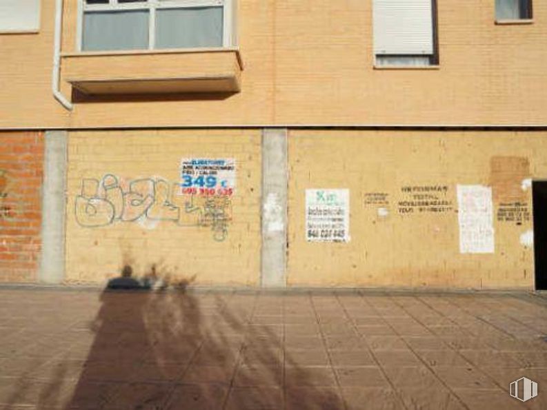 Local en alquiler en Zona Sanchinarro, Hortaleza, Madrid, 28050 con ventana, edificio, puerta, marrón, accesorio, planta, superficie de la carretera, madera, ladrillo y pared alrededor