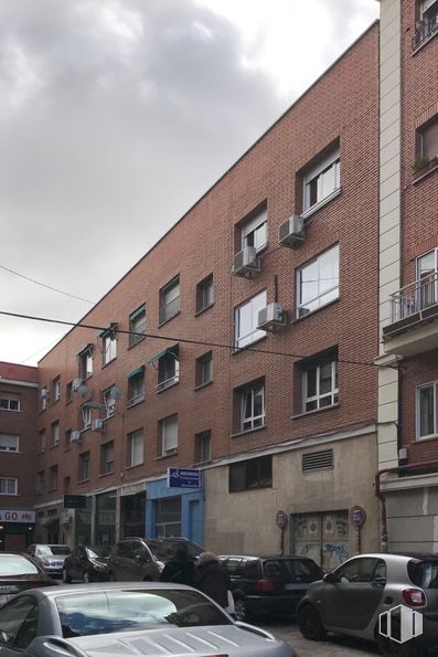 Local en alquiler en Calle Bormonia, San Blas - Canillejas, Madrid, 28037 con coche, ventana, nube, luz de estacionamiento, cielo, vehículo terrestre, edificio, rueda, vehículo y neumático alrededor