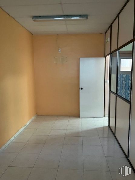 Oficina en venta en Calle Cercedilla, Collado Villalba, Madrid, 28400 con puerta, accesorio, suelos, suelo, material compuesto, techo, hall, aluminio, transparencia y suelo de baldosas alrededor