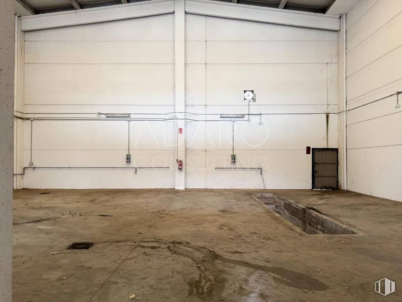 Industrial for sale at Calle Tormes, Mejorada del Campo, Madrid, 28840 with door, floor, flooring, composite material, concrete, ceiling, building material, warehouse, garage and hall around