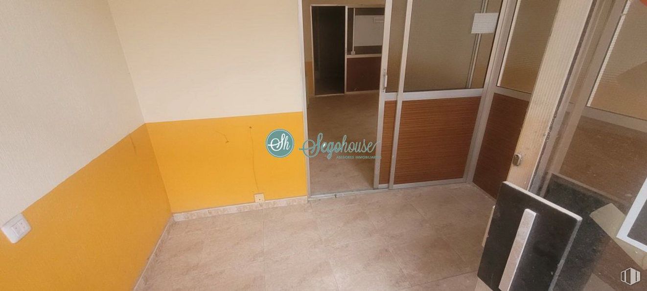 Local en alquiler en Zona Acueducto, Segovia, 40001 con armario, accesorio, madera, pavimentos, piso, pintura, material compuesto, madera, madera contrachapada y tinte para madera alrededor