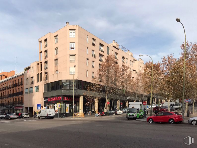 Local en venta en Calle Ribera de los Curtidores, 26, Centro, Madrid, 28005 con coche, edificio, nube, rueda, cielo, ventana, luz de la calle, neumático, vehículo y infraestructura alrededor