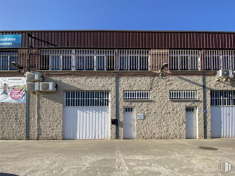 Nave en alquiler en Calle Valle de Tobalina, 52, Villaverde, Madrid, 28021 con edificio, puerta, cielo, accesorio, sombra, asfalto, fachada, madera, tejado y material compuesto alrededor