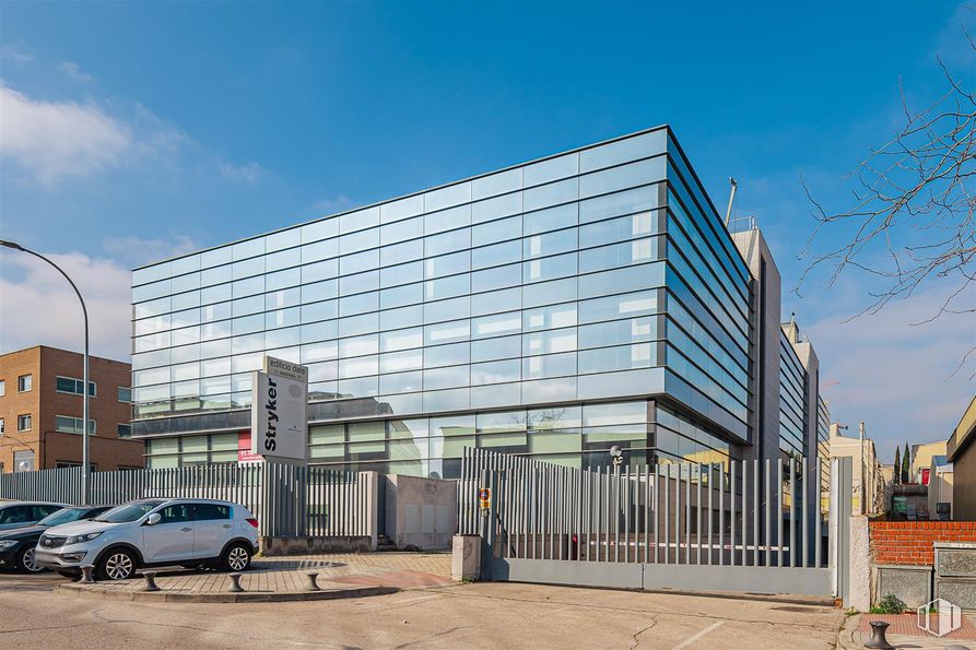 Office for rent at Edificio Data, Calle Sepúlveda, 17, Alcobendas, Madrid, 28100 with car, building, street light, automotive parking light, sky, cloud, wheel, tire, shade and urban design around