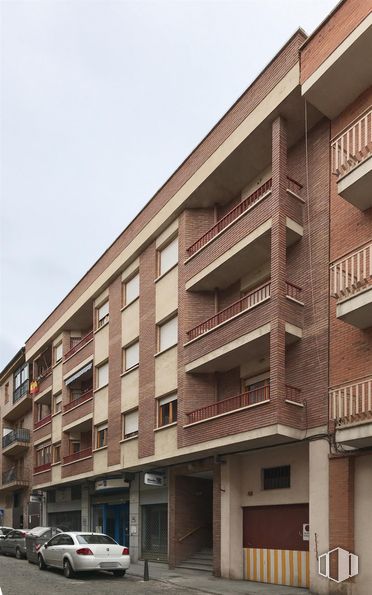 Retail for sale at Calle Agapito Marazuela, Segovia, 40005 with car, building, property, window, sky, wheel, tire, vehicle, architecture and urban design around