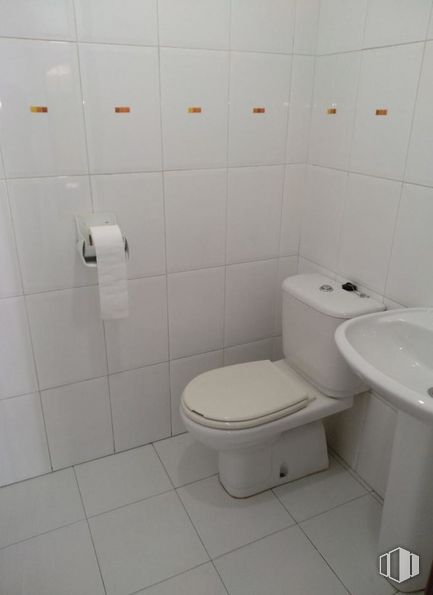 Retail for sale & for rent at Calle Calderón de la Barca, 12, Cuenca, 16001 with toilet, toilet paper, sink, paper towel, toilet seat, plumbing fixture, bathroom, purple, fixture and floor around