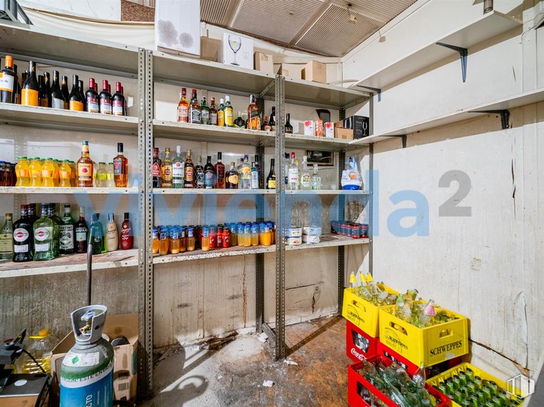 Local en venta en Calle Galeón, Barajas, Madrid, 28042 con botella, estante, estantería, beber, vajilla, gas, barware, botella de vidrio, aparato de cocina y venta al por menor alrededor