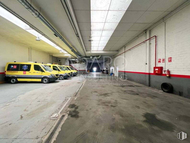 Industrial for sale at Calle Impresores, Getafe, Madrid, 28906 with van, ambulance, automotive parking light, commercial vehicle, parking, parking lot, light commercial vehicle, compact van, automotive tail & brake light and emergency service around