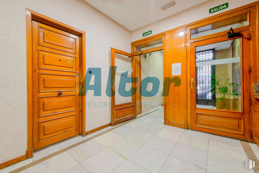 Local en venta en Zona Fuente del Berro, Salamanca, Madrid, 28028 con puerta y puerta de casa alrededor