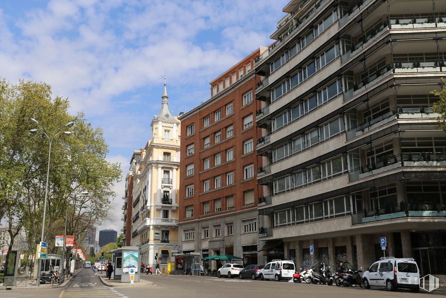 Local en alquiler en Paseo Castellana, 70, Chamartín, Madrid, 28046 con camioneta, edificio, nube, día, cielo, coche, infraestructura, ventana, vehículo y árbol alrededor