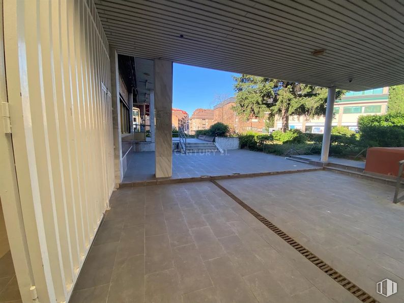 Retail for sale & for rent at Calle Cañadilla, Las Rozas de Madrid, Madrid, 28230 with plant, shade, wood, road surface, floor, flooring, tree, real estate, asphalt and composite material around